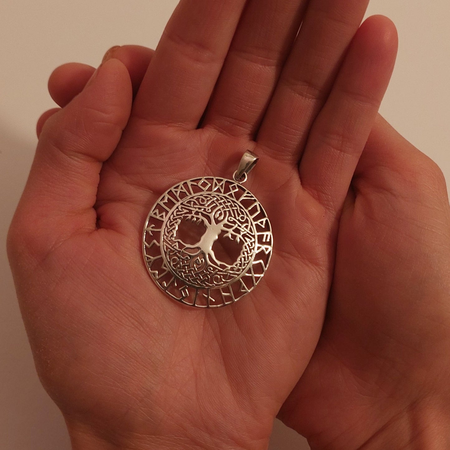 Baum des Lebens im Runenkreis