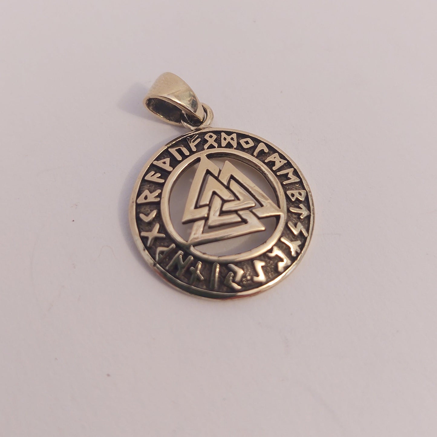 Wotansknoten Valknut im Runenkreis - Kraftamulett
