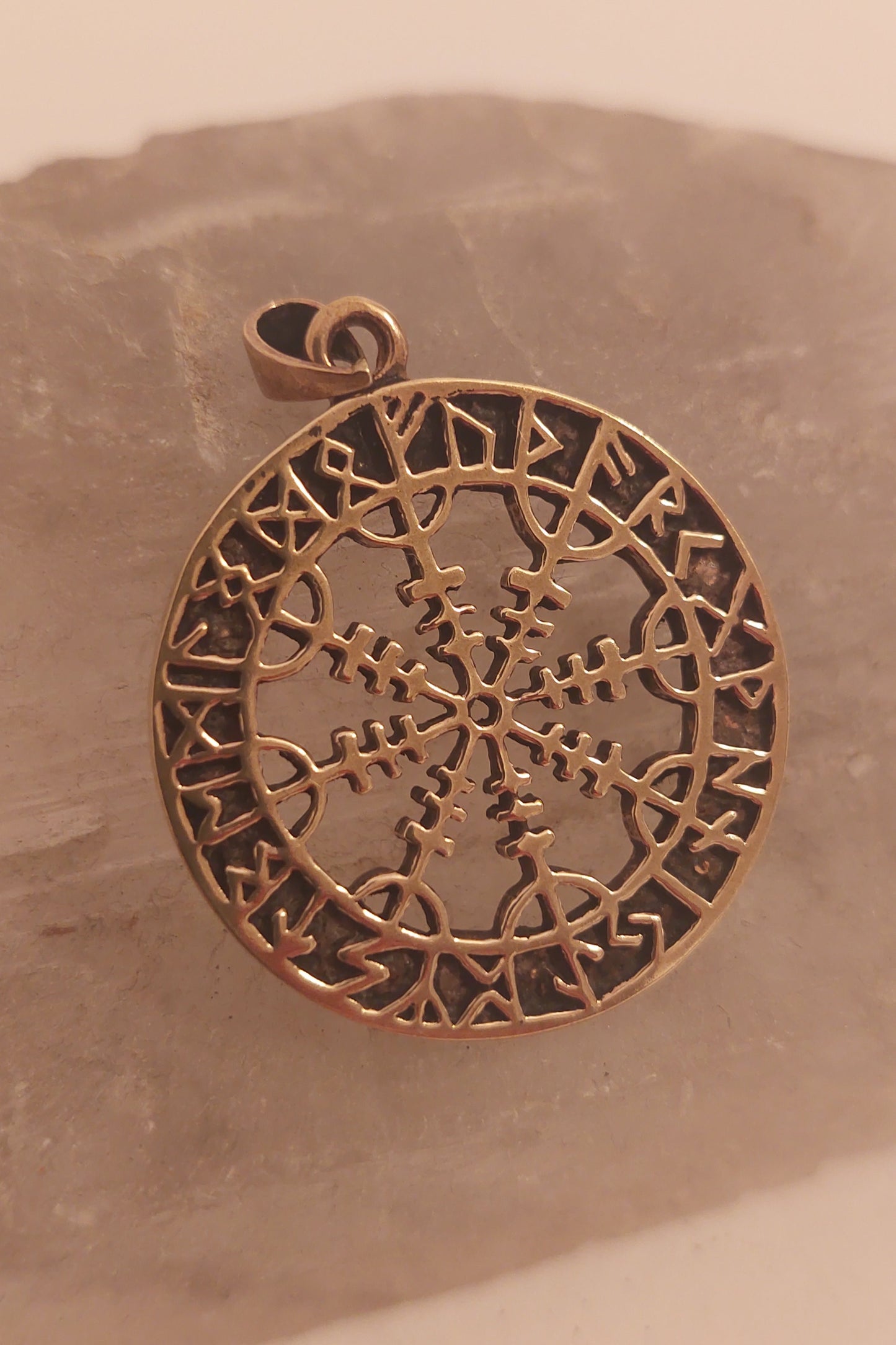 Oegirshjalmir im Runenkreis