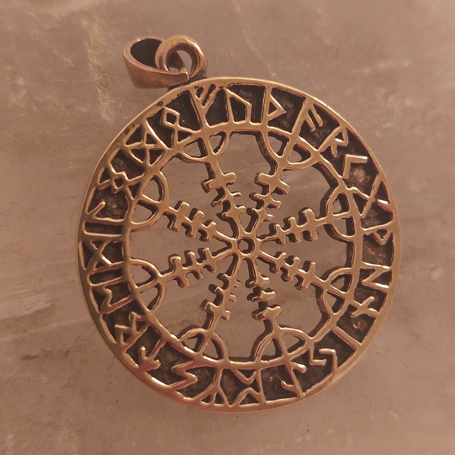 Oegirshjalmir im Runenkreis