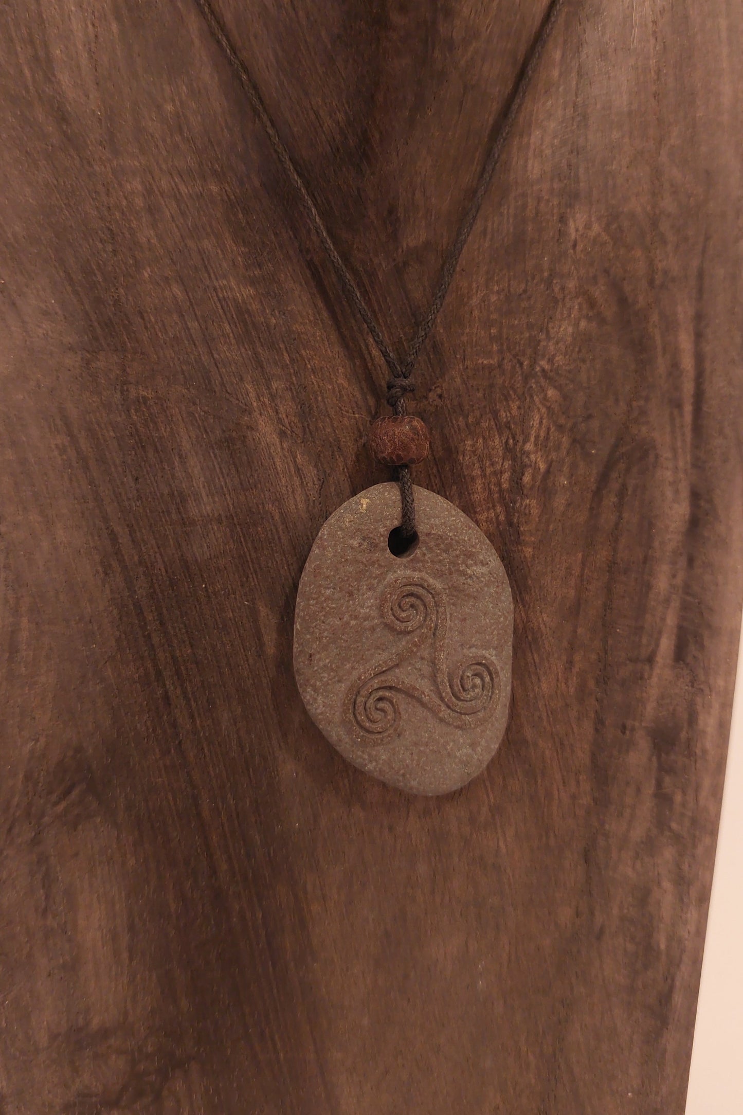 Keltische Triskele aus Lavagestein