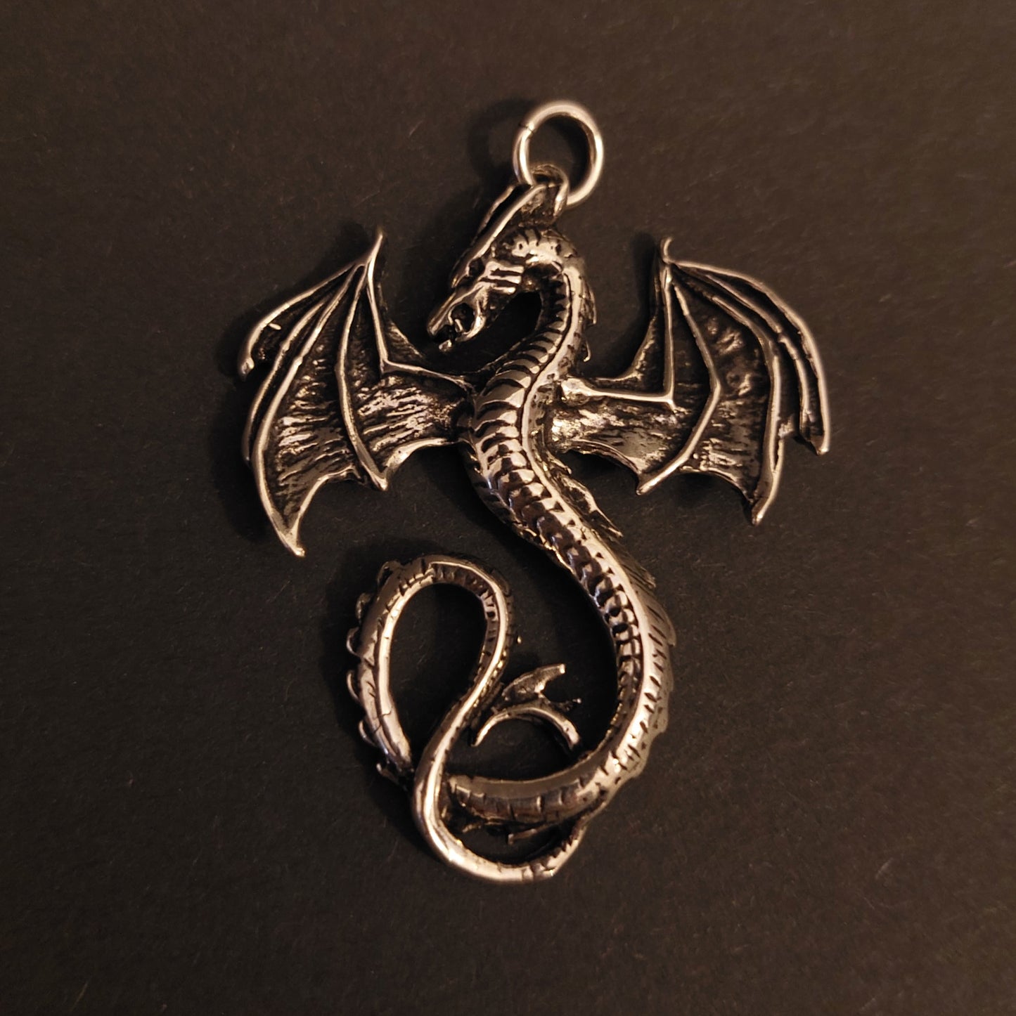 Lindwurm Fafnir - majestätischer Drachen-Anhänger
