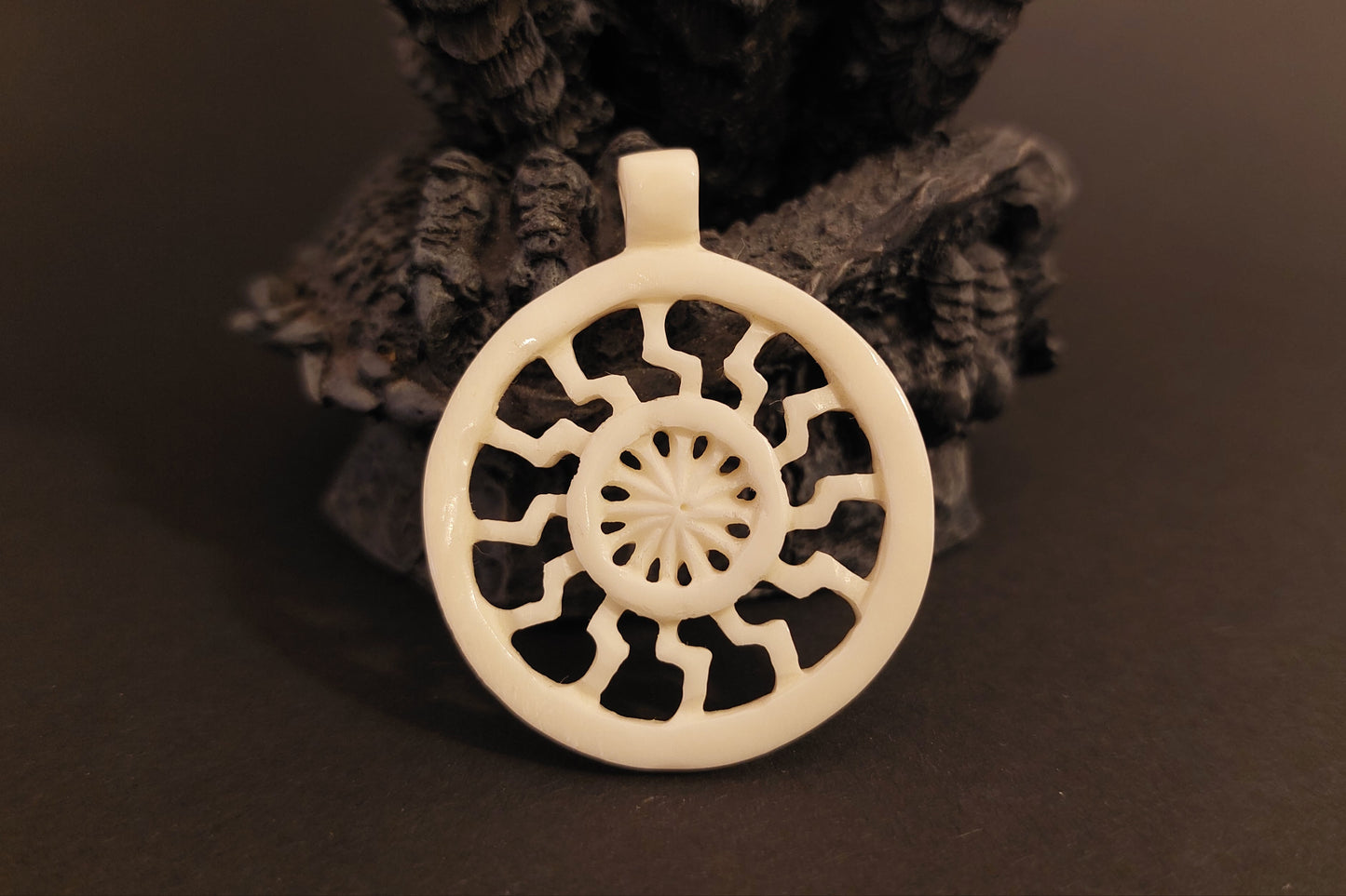 Sonnenrad Anhänger aus Knochen