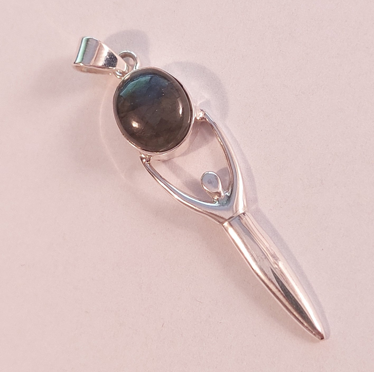 Himmelsgöttin trägt Edelstein