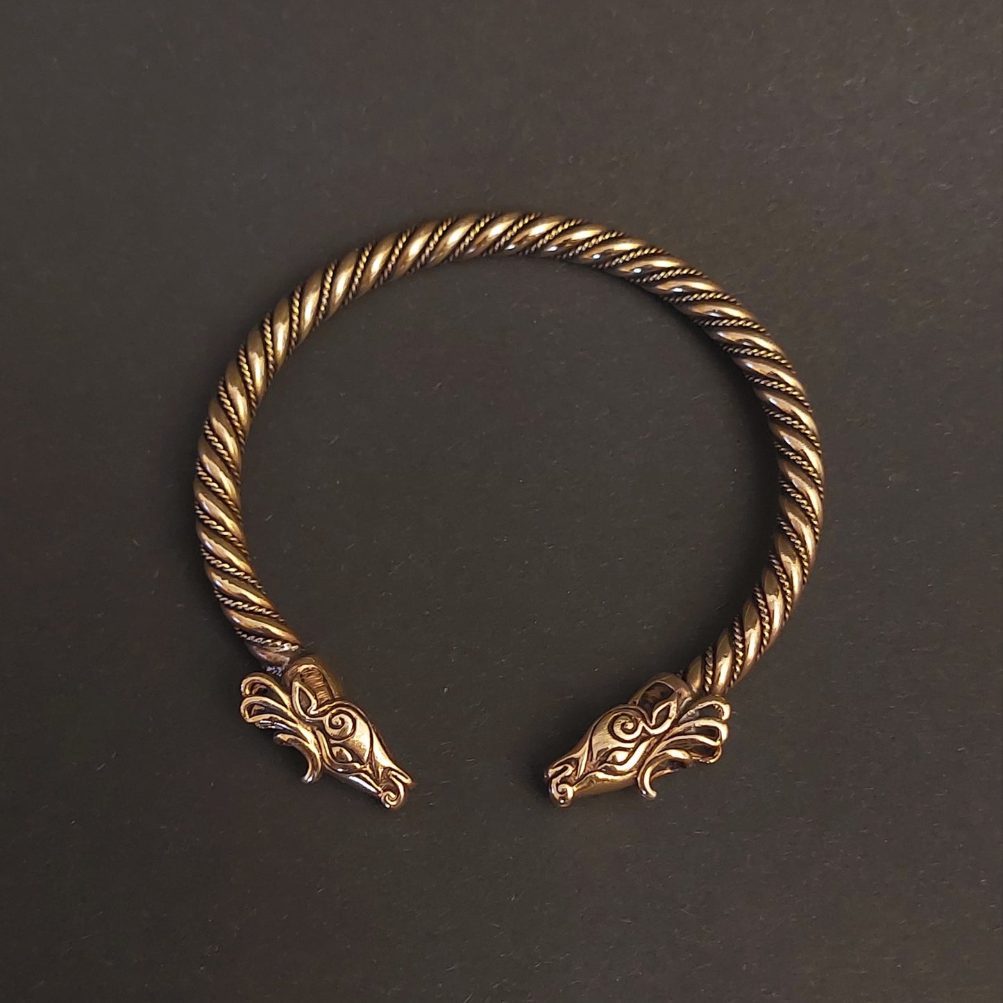 Hirschkopf-Armreif aus Bronze