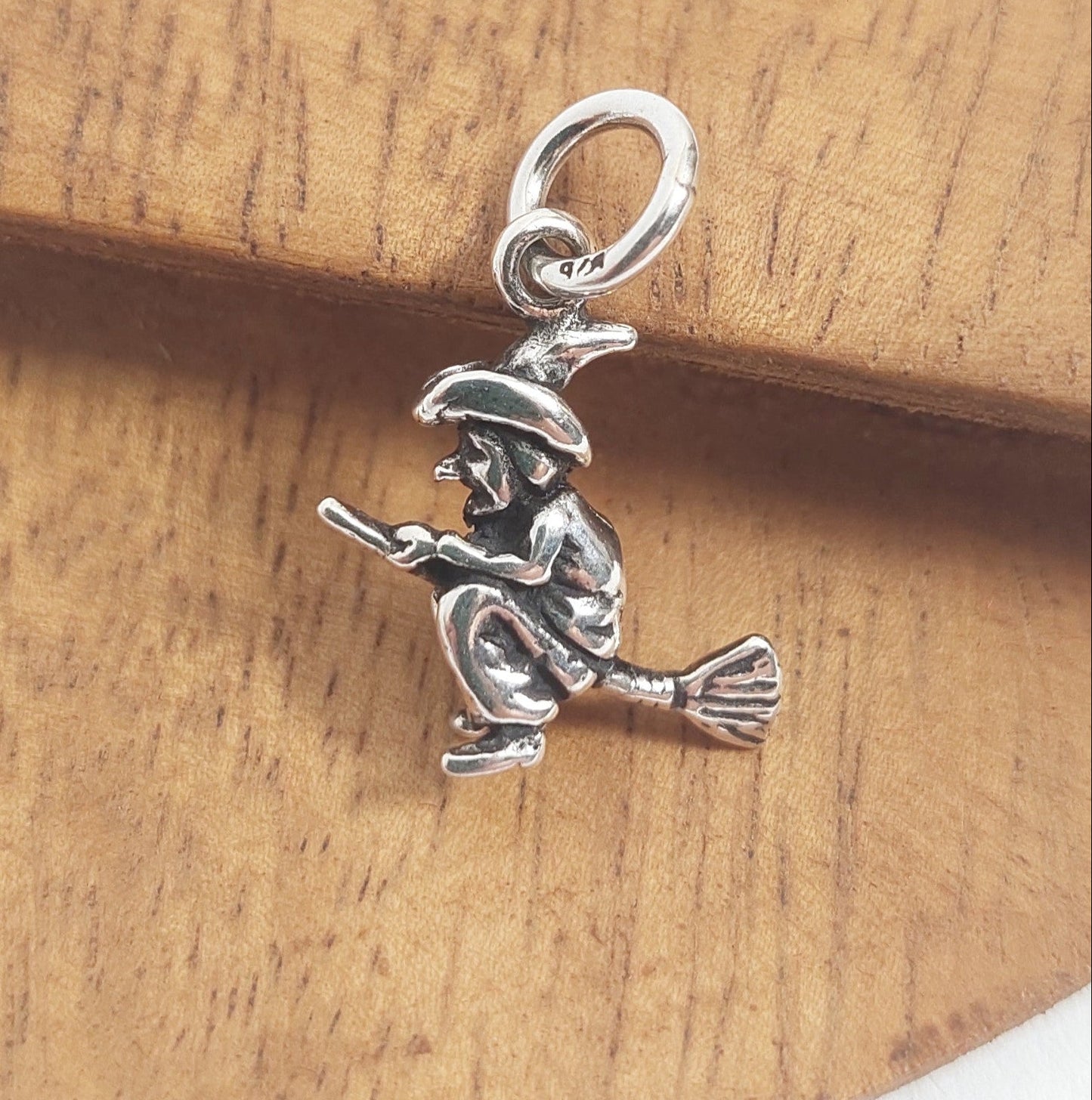 Kleine Hexe in Silber oder Bronze