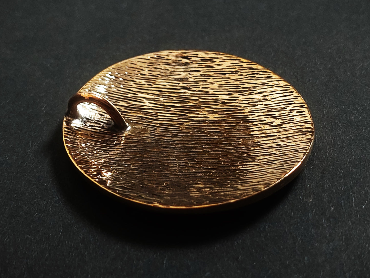 Große Triskele aus Bronze