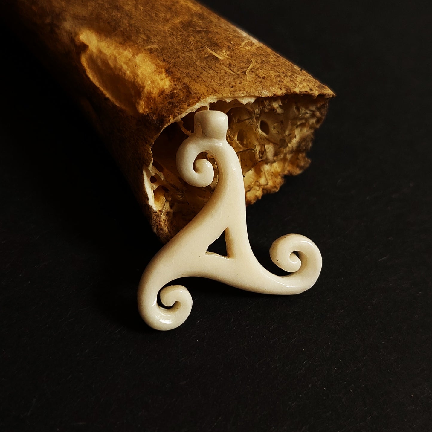 Kleine Triskele Knochenanhänger