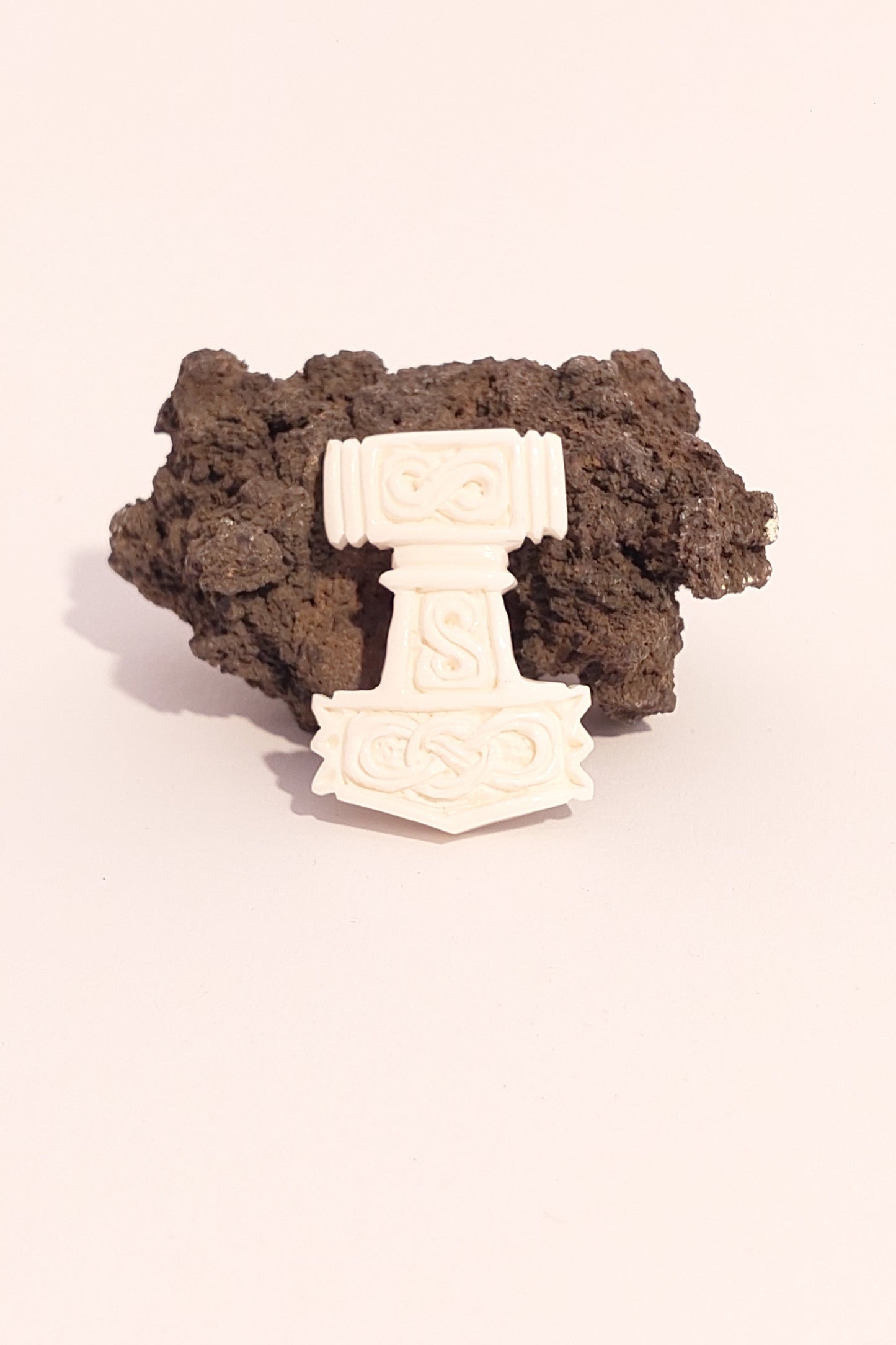 Mjölnir Thorshammer aus geschnitztem Knochen - Anhänger weiß