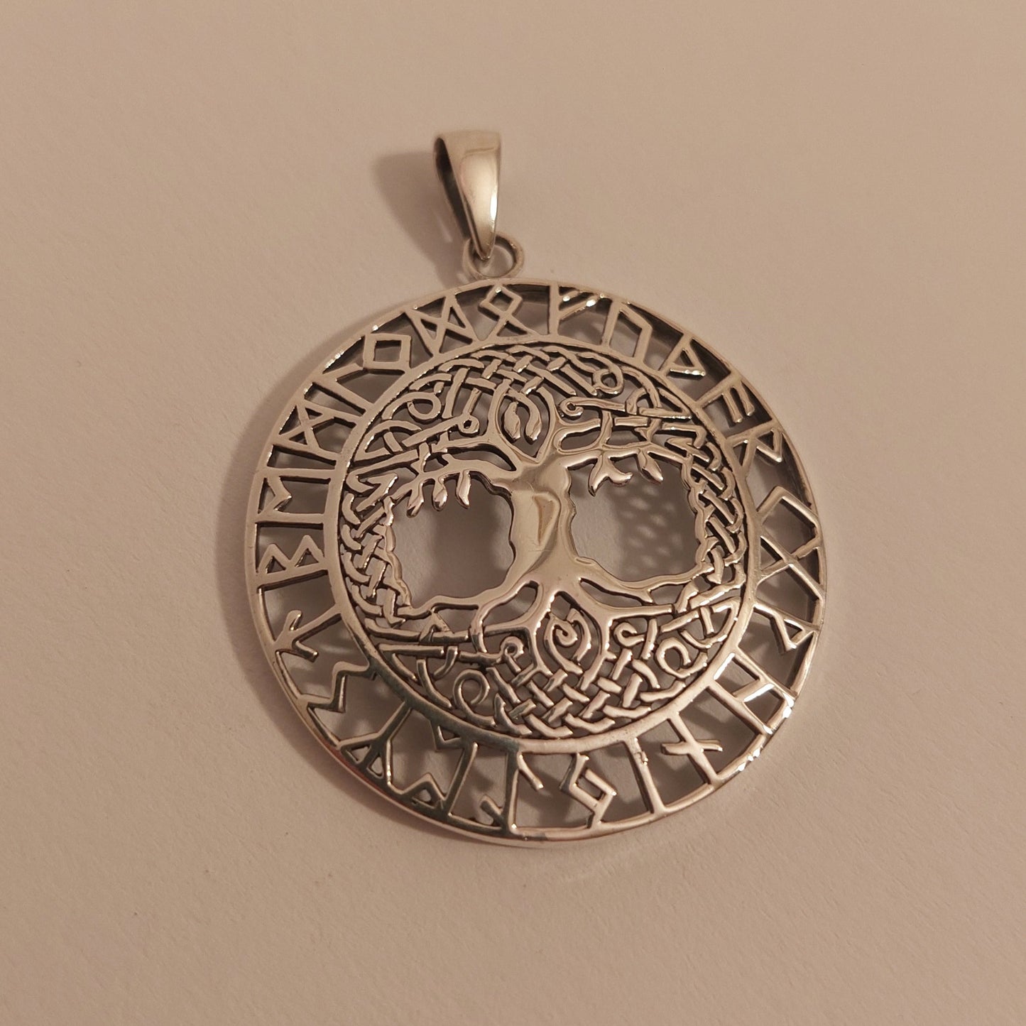 Baum des Lebens im Runenkreis