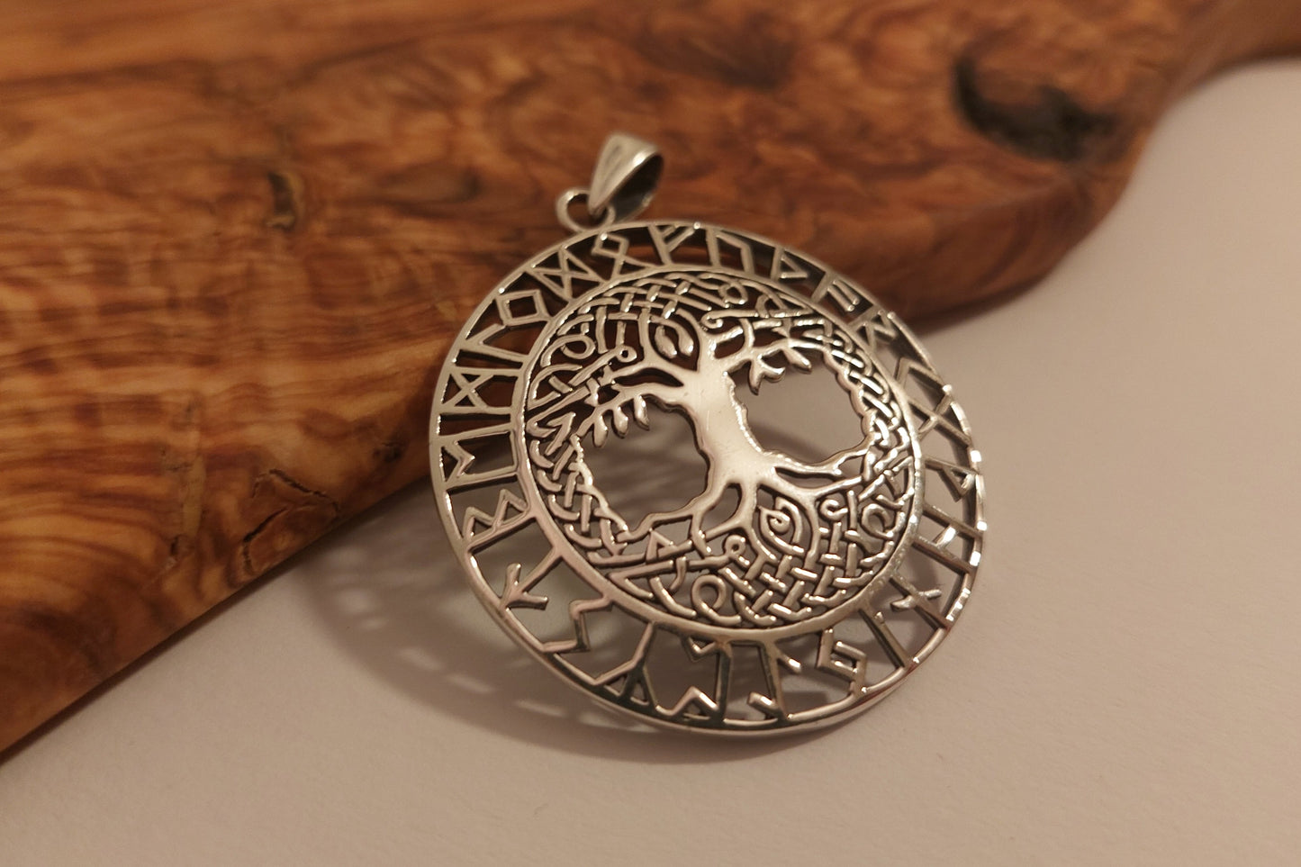 Baum des Lebens im Runenkreis