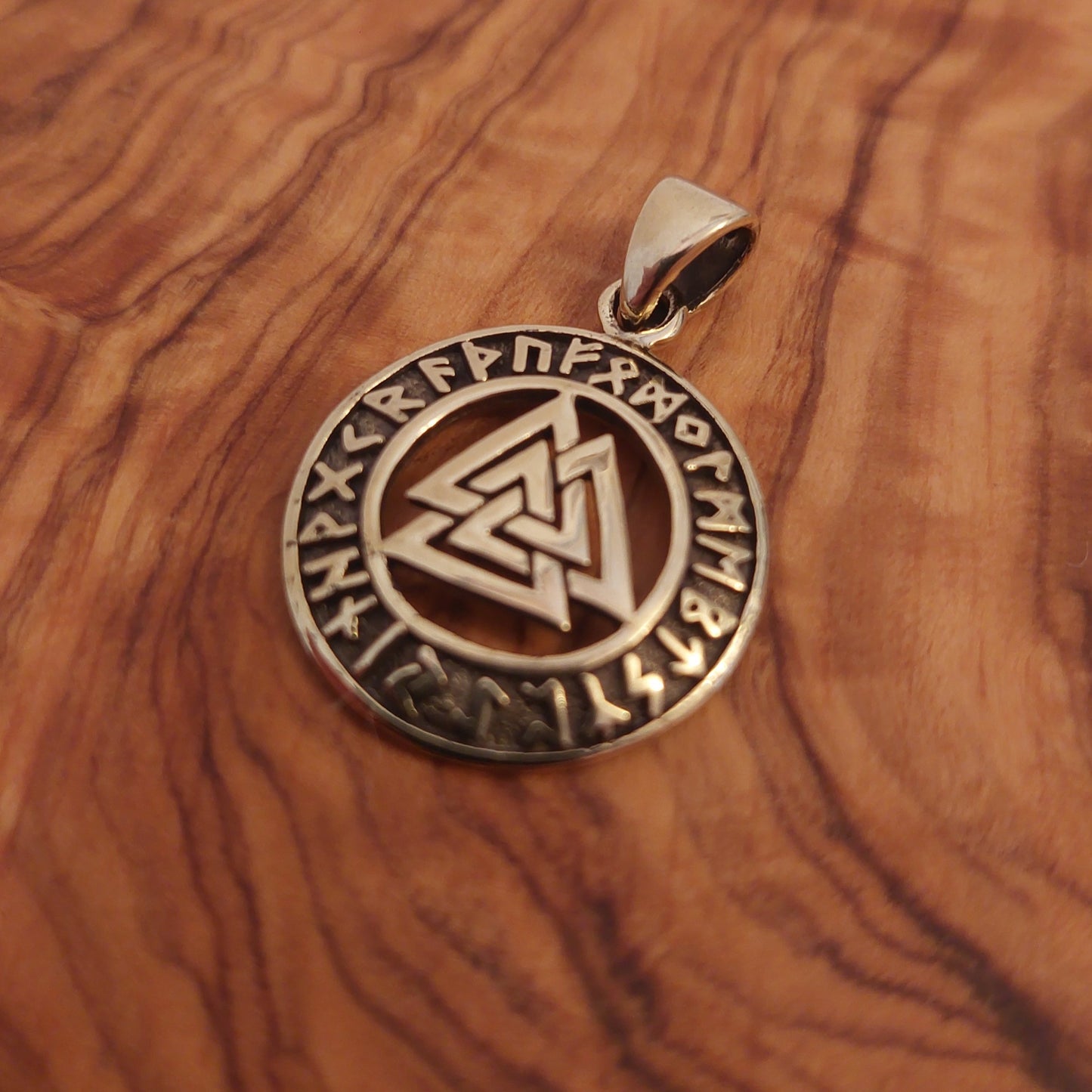 Wotansknoten Valknut im Runenkreis - Kraftamulett