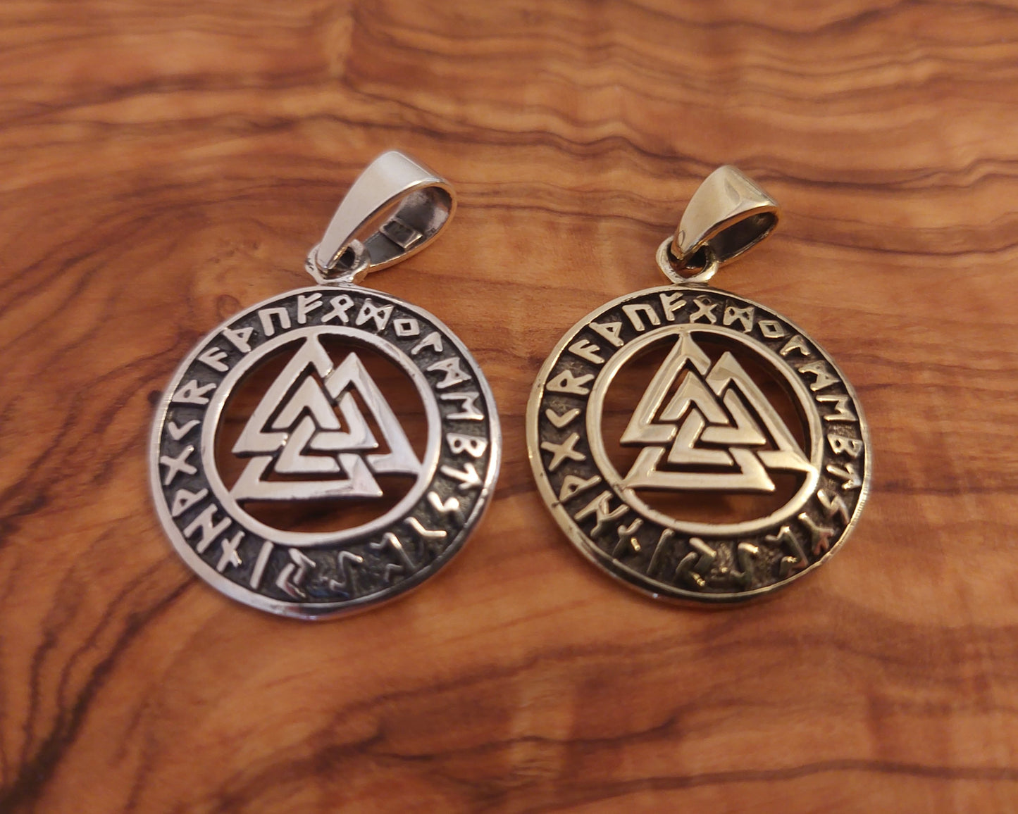 Wotansknoten Valknut im Runenkreis - Kraftamulett