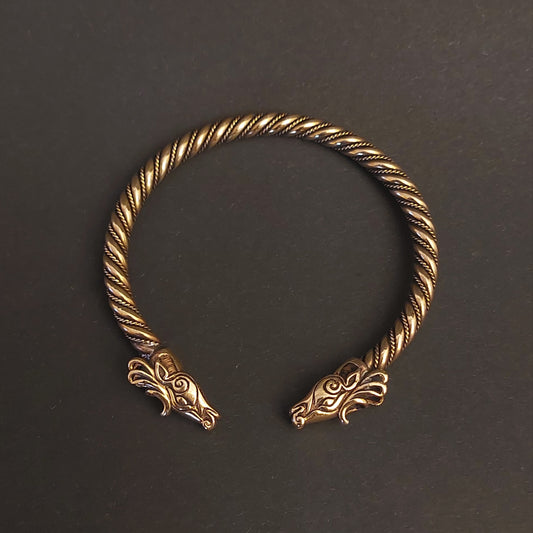 Hirschkopf-Armreif aus Bronze