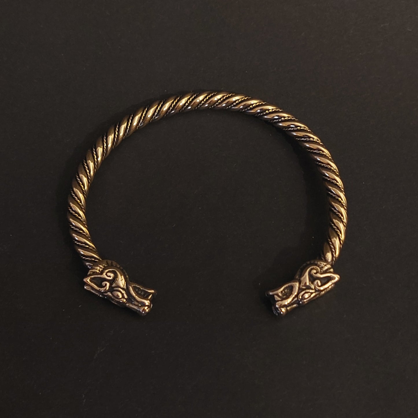 Drachenkopf-Armreif aus Bronze
