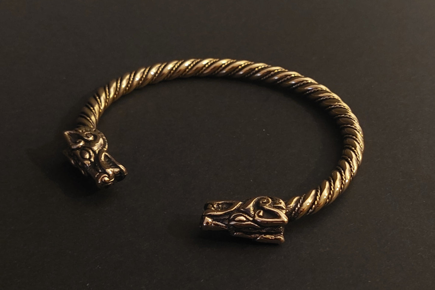 Drachenkopf-Armreif aus Bronze