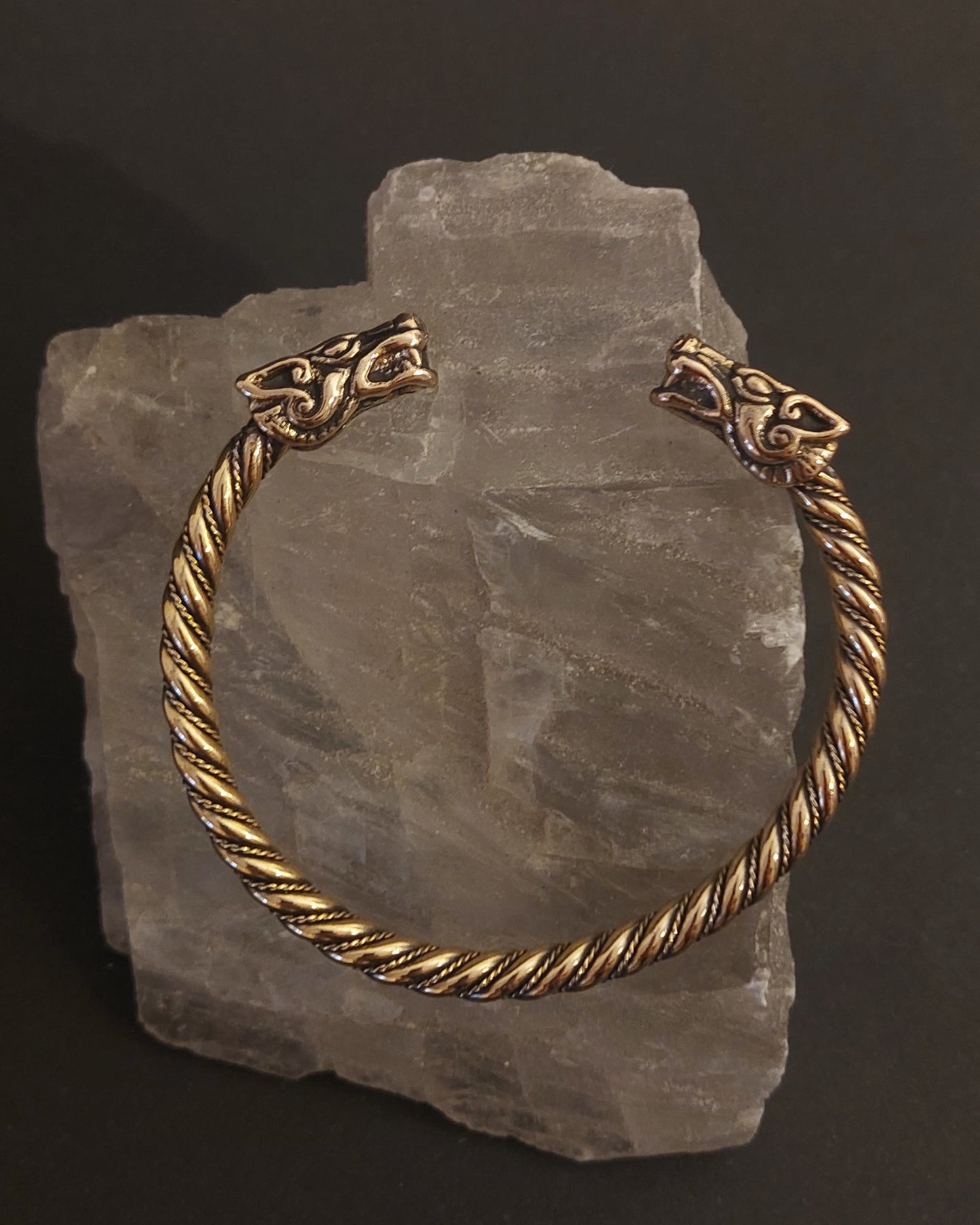Drachenkopf-Armreif aus Bronze