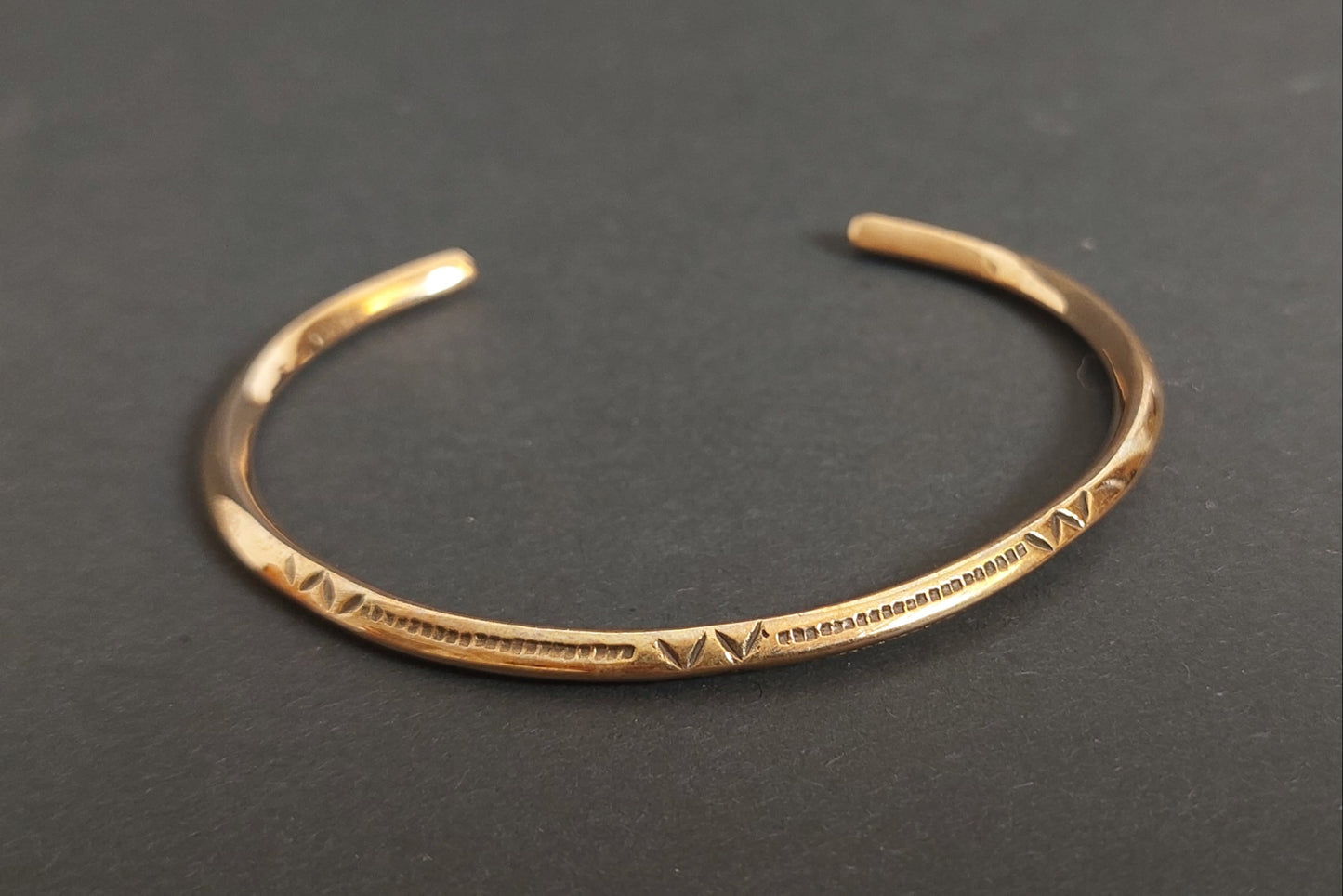 Zierlicher Bronzearmreif