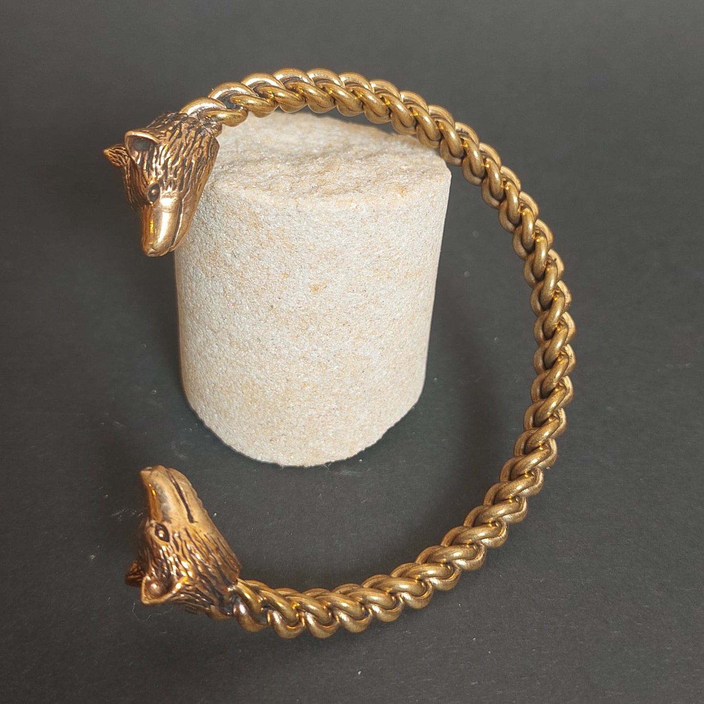 Wolfskopf-Armreif aus Bronze