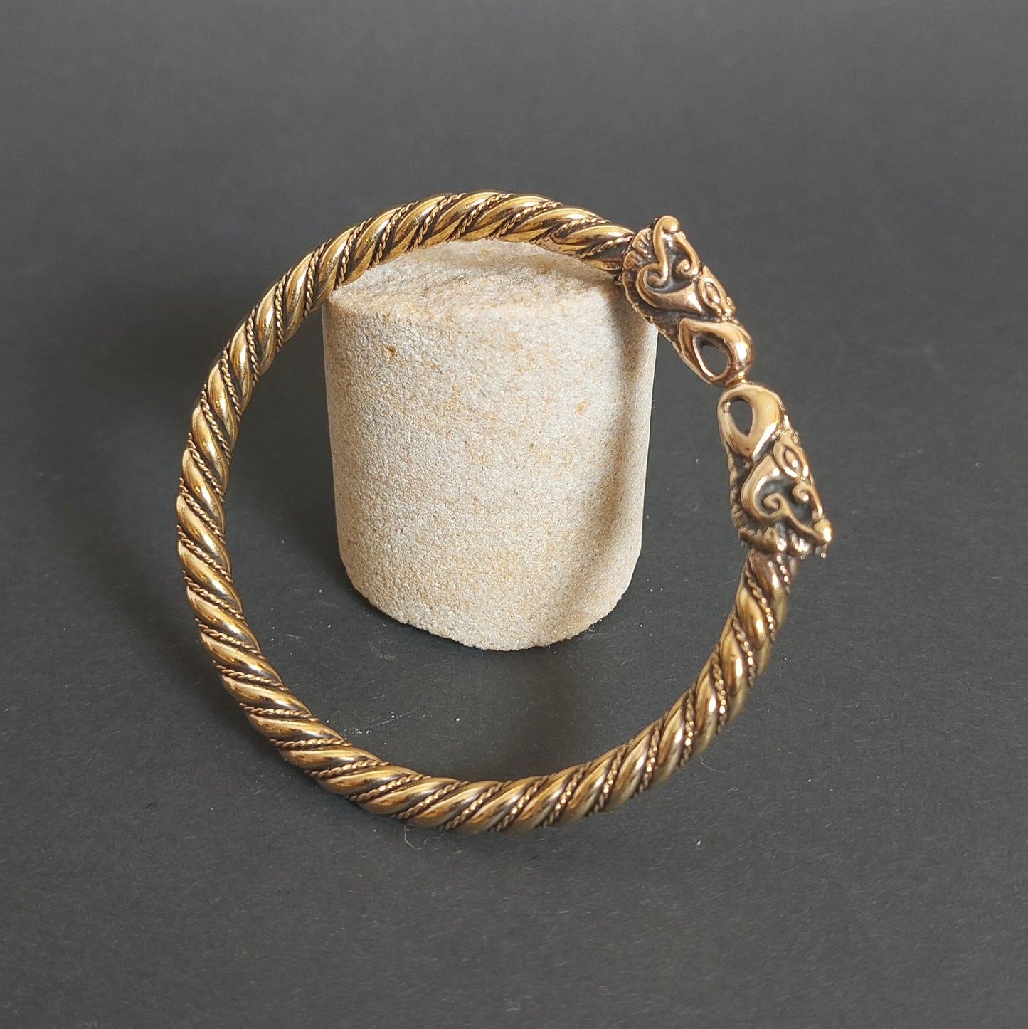 Hugin und Munin - Rabenarmreif aus Bronze