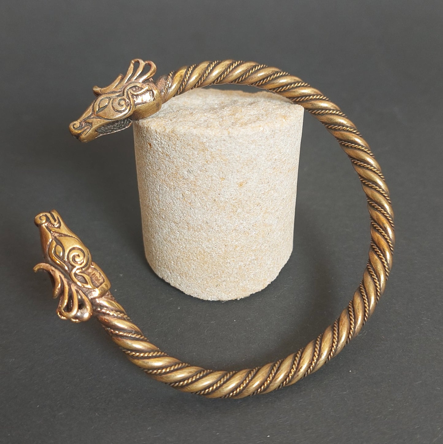 Hirschkopf-Armreif aus Bronze