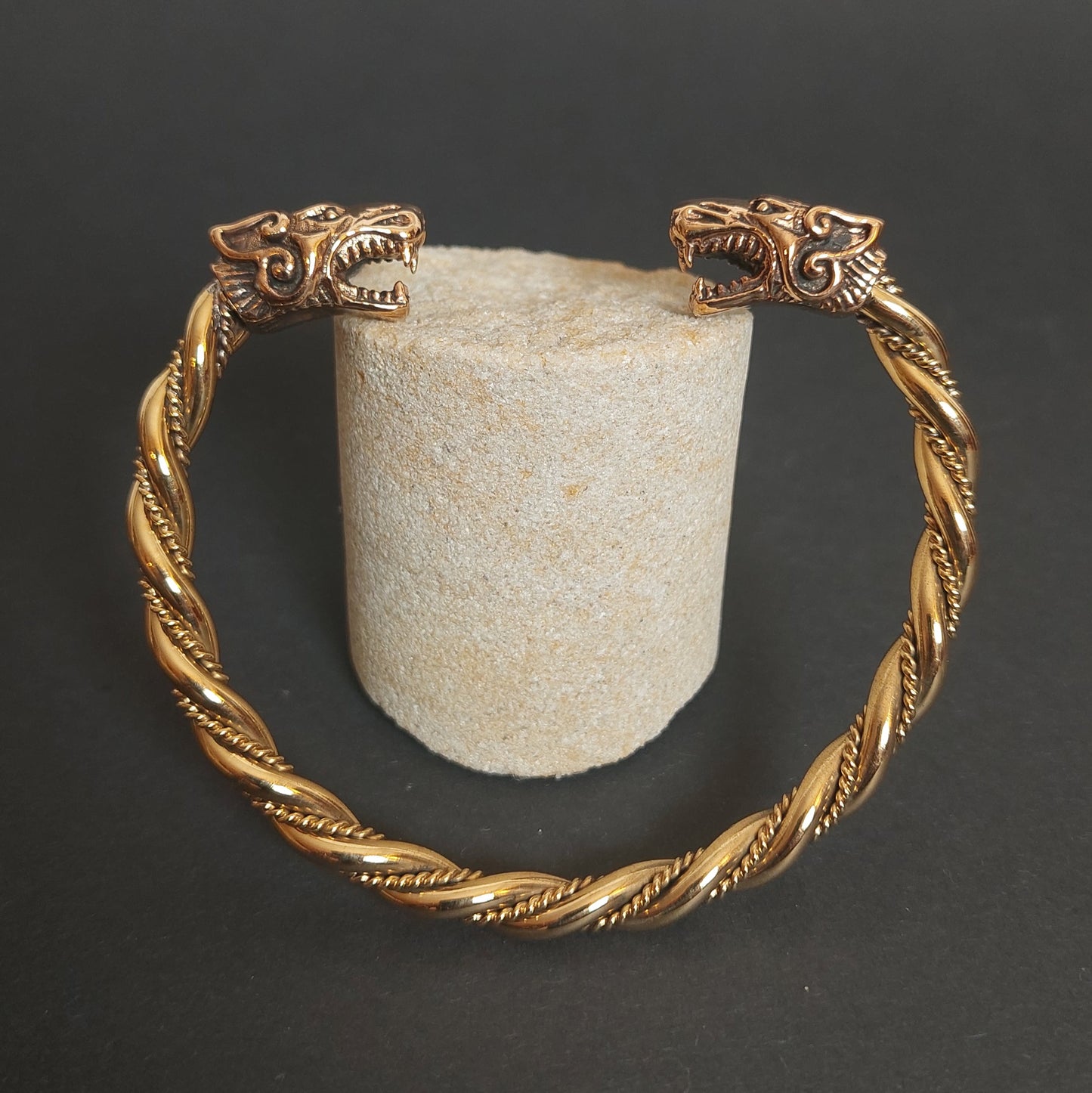 Gefräßige Drachenköpfe - Wikingerarmreif aus Bronze