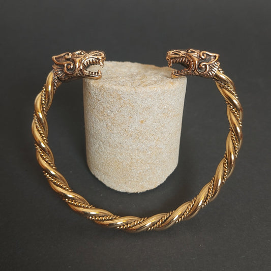 Gefräßige Drachenköpfe - Wikingerarmreif aus Bronze