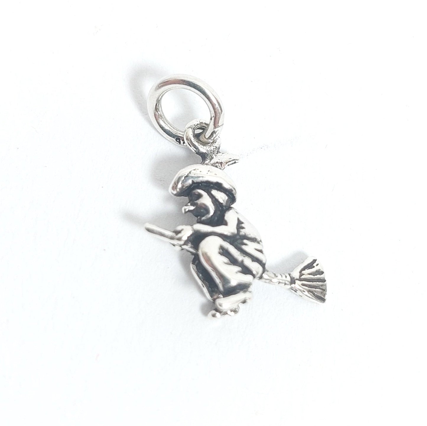 Kleine Hexe in Silber oder Bronze