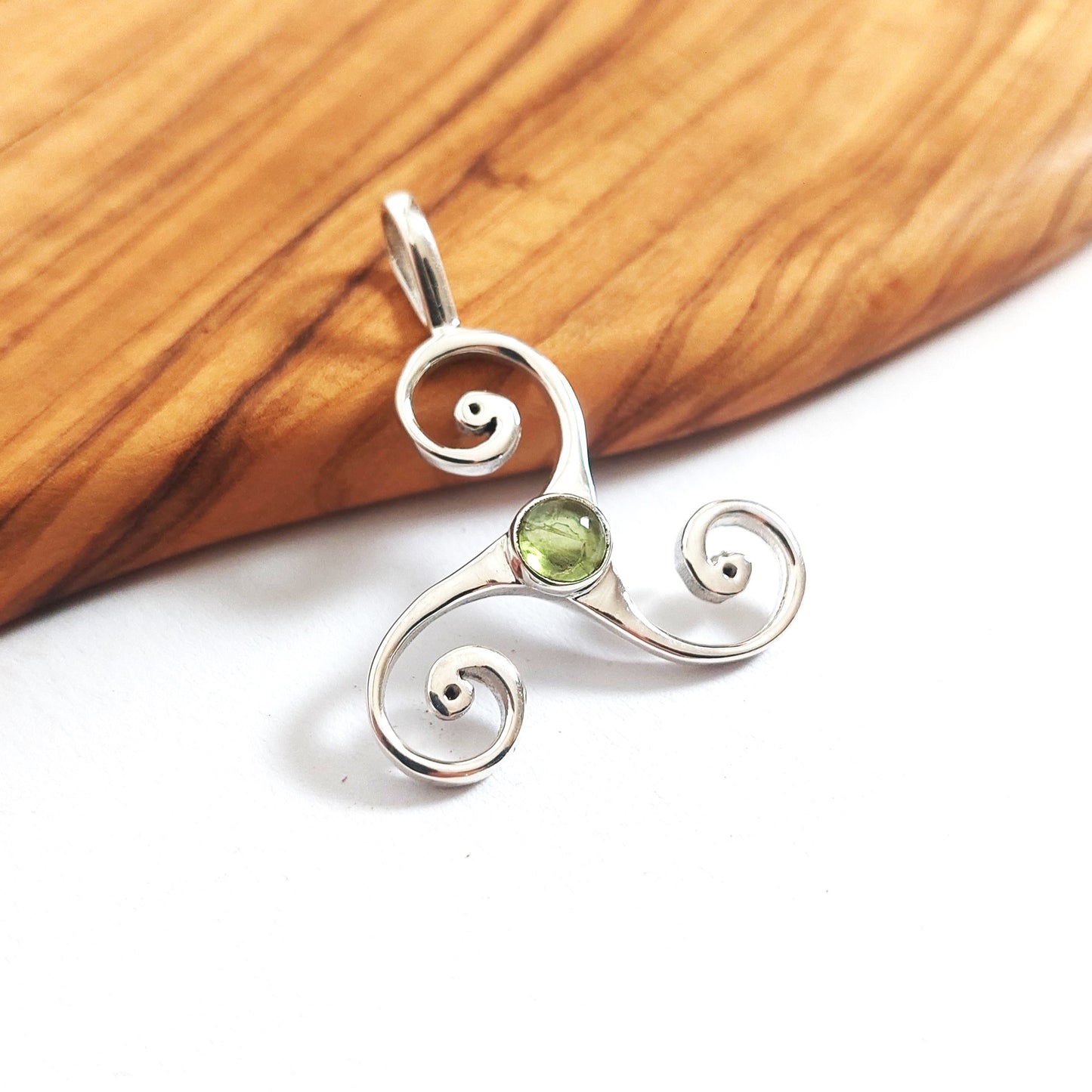 Triskele mit kraftvollem Edelstein