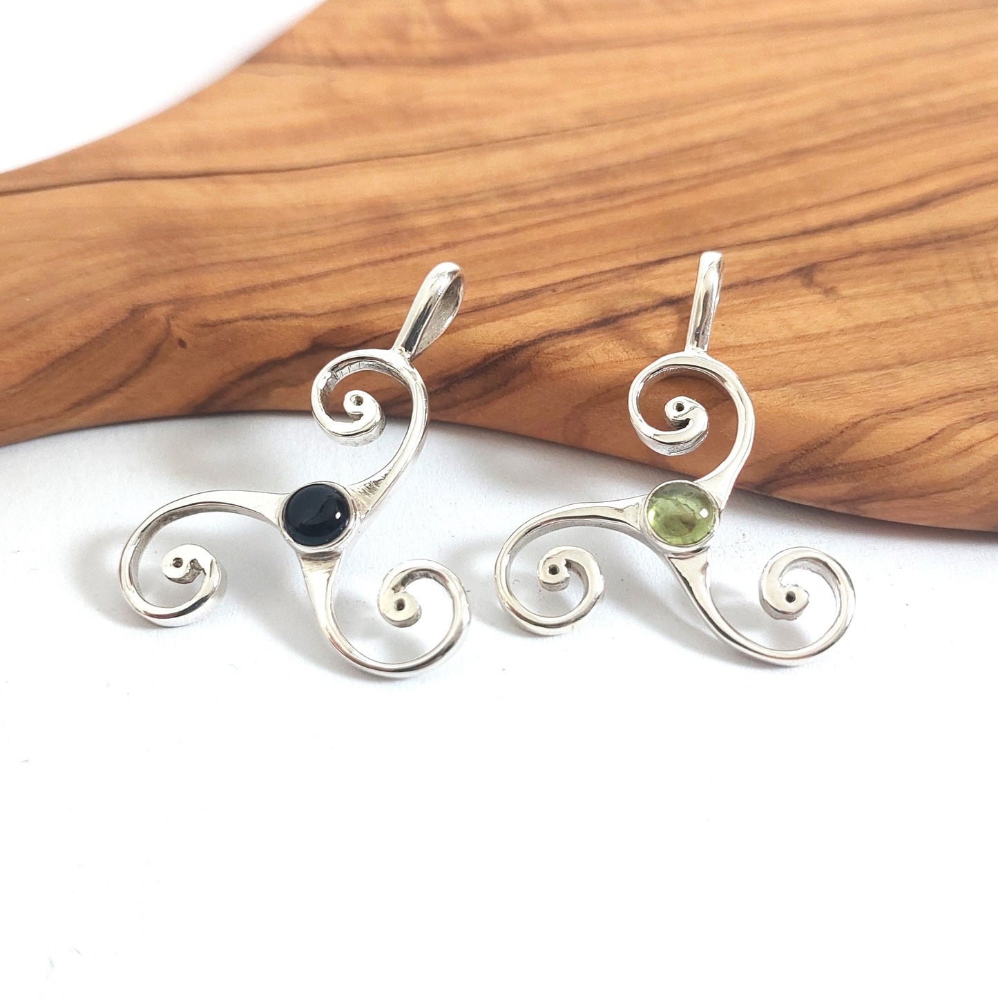 Triskele mit kraftvollem Edelstein