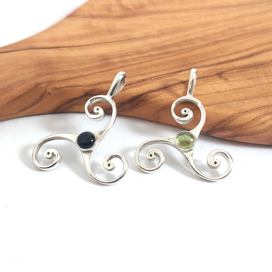 Triskele mit kraftvollem Edelstein