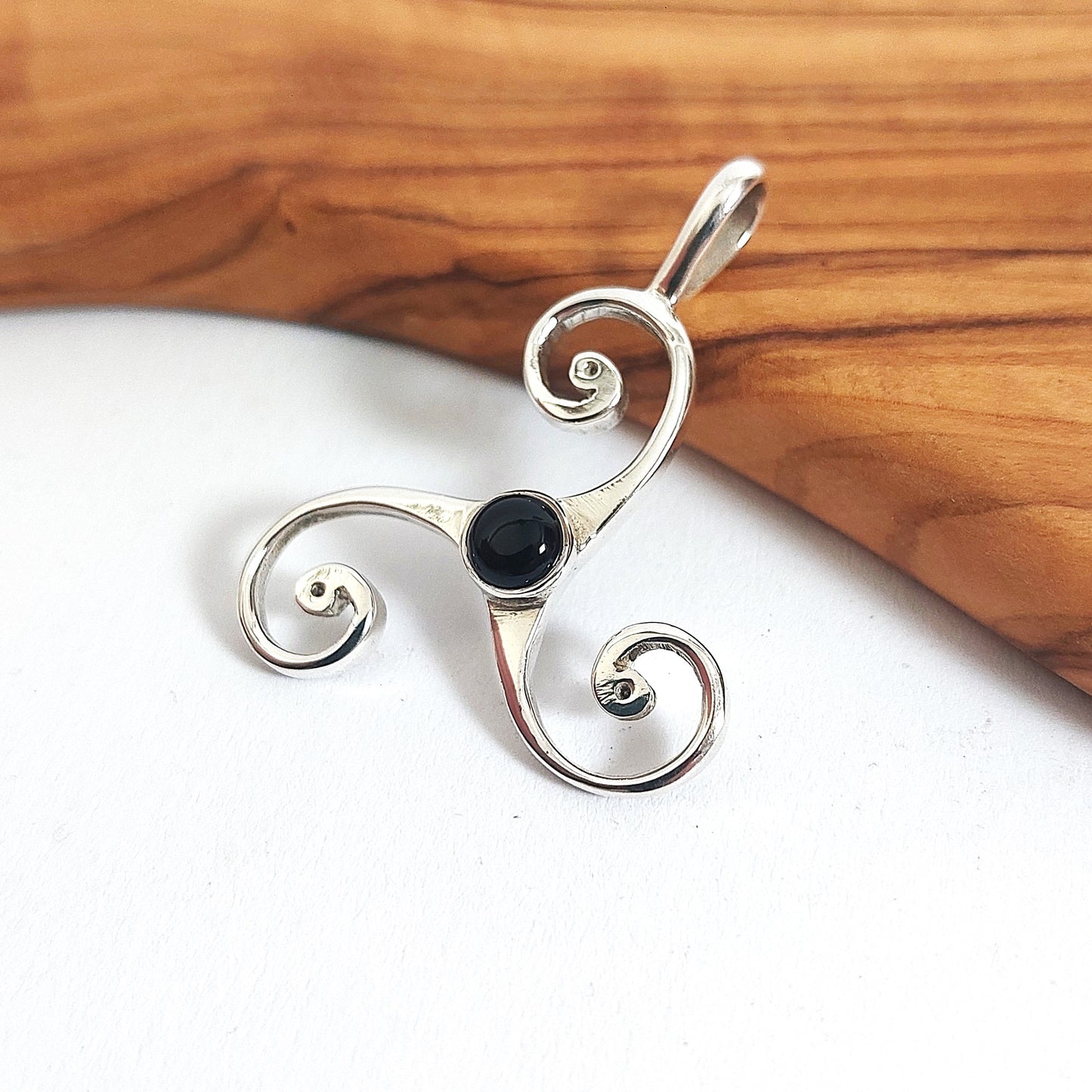 Triskele mit kraftvollem Edelstein