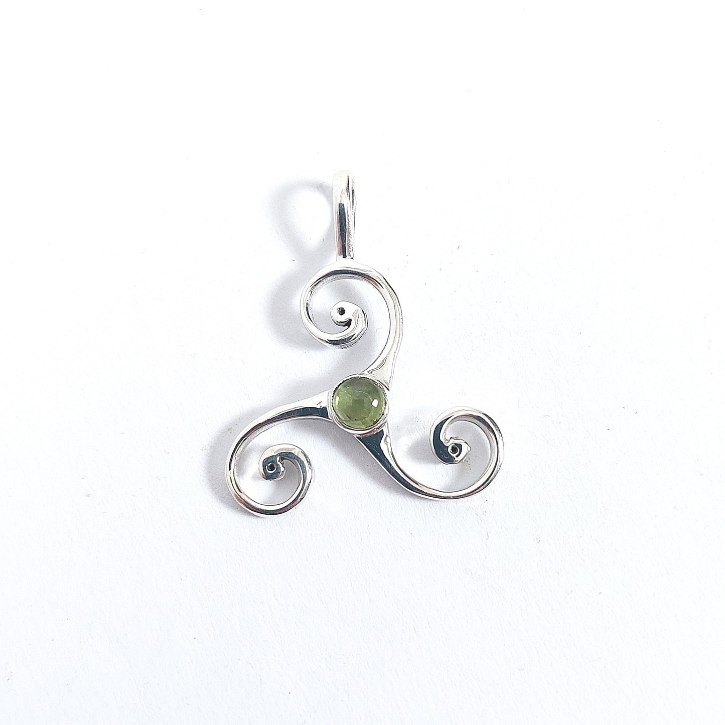 Triskele mit kraftvollem Edelstein