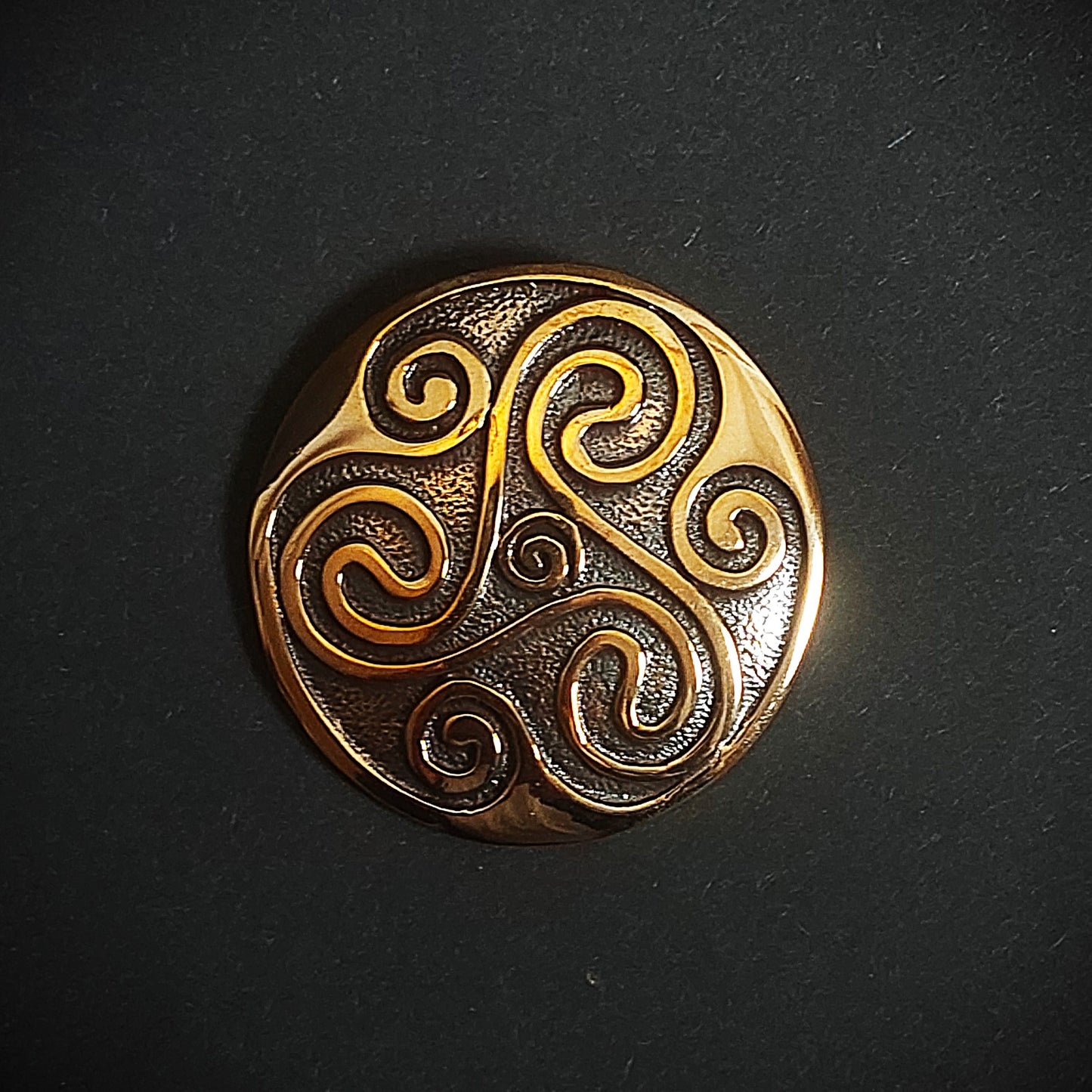 Große Triskele aus Bronze