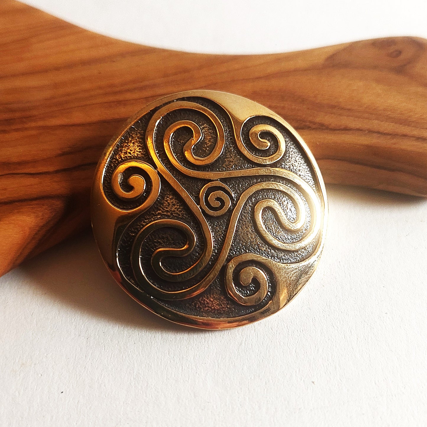 Große Triskele aus Bronze