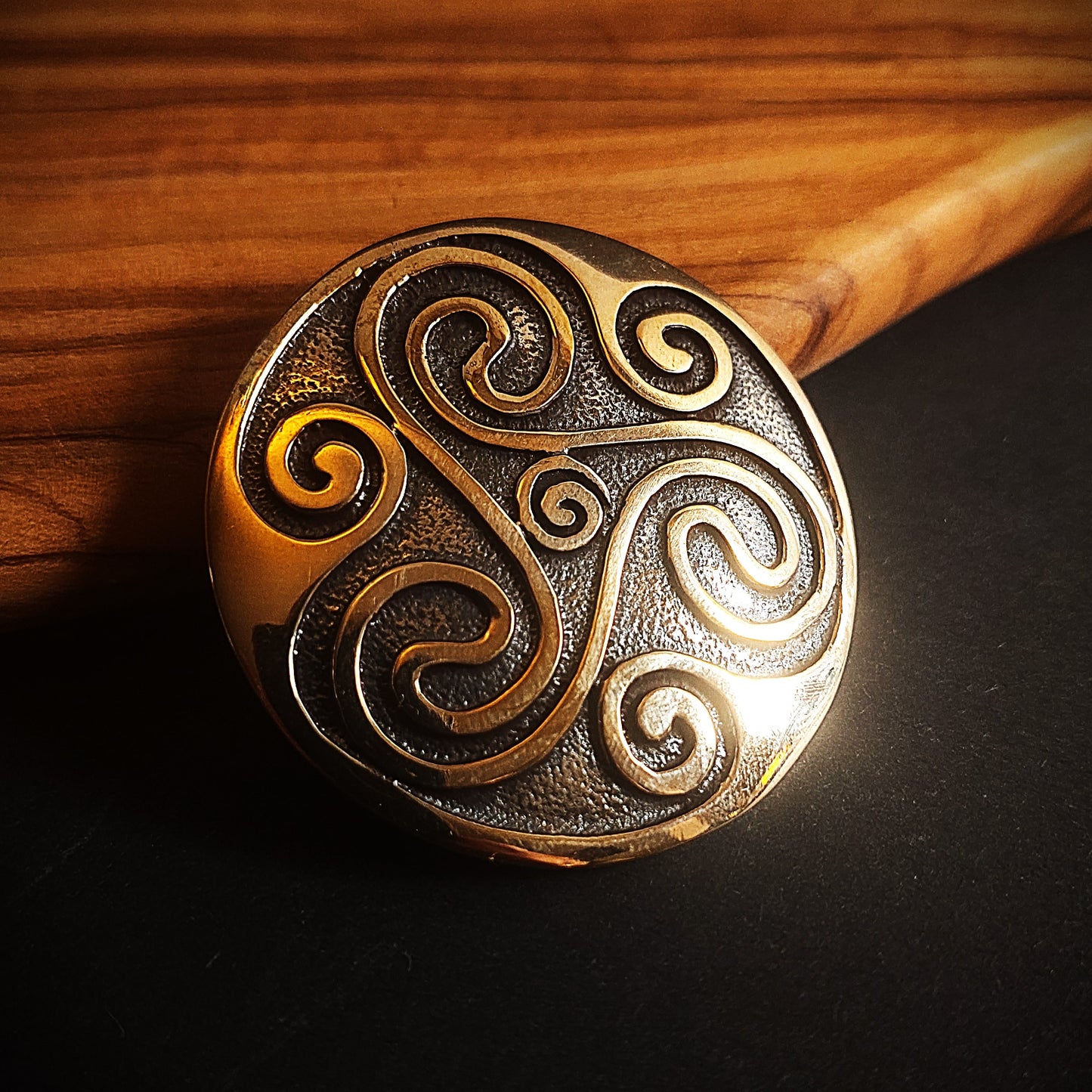 Große Triskele aus Bronze