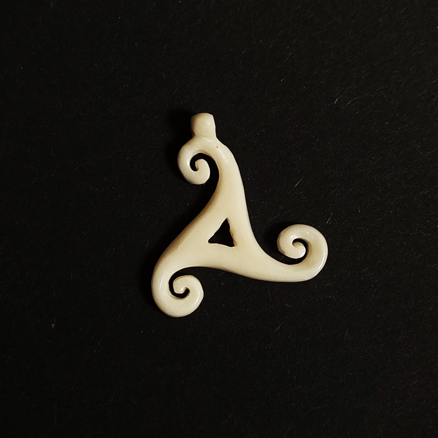 Kleine Triskele Knochenanhänger