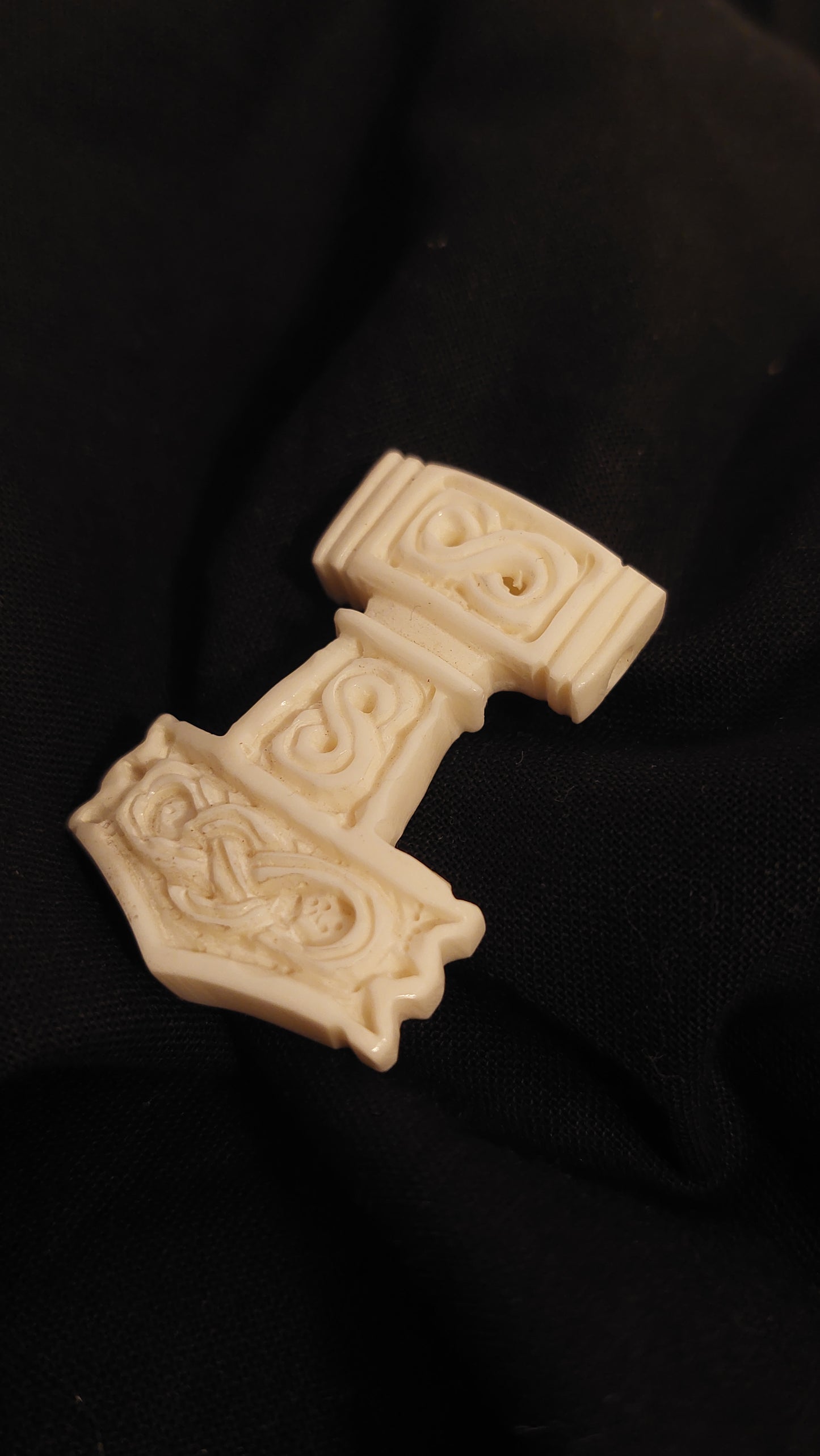 Mjölnir Thorshammer aus geschnitztem Knochen - Anhänger weiß