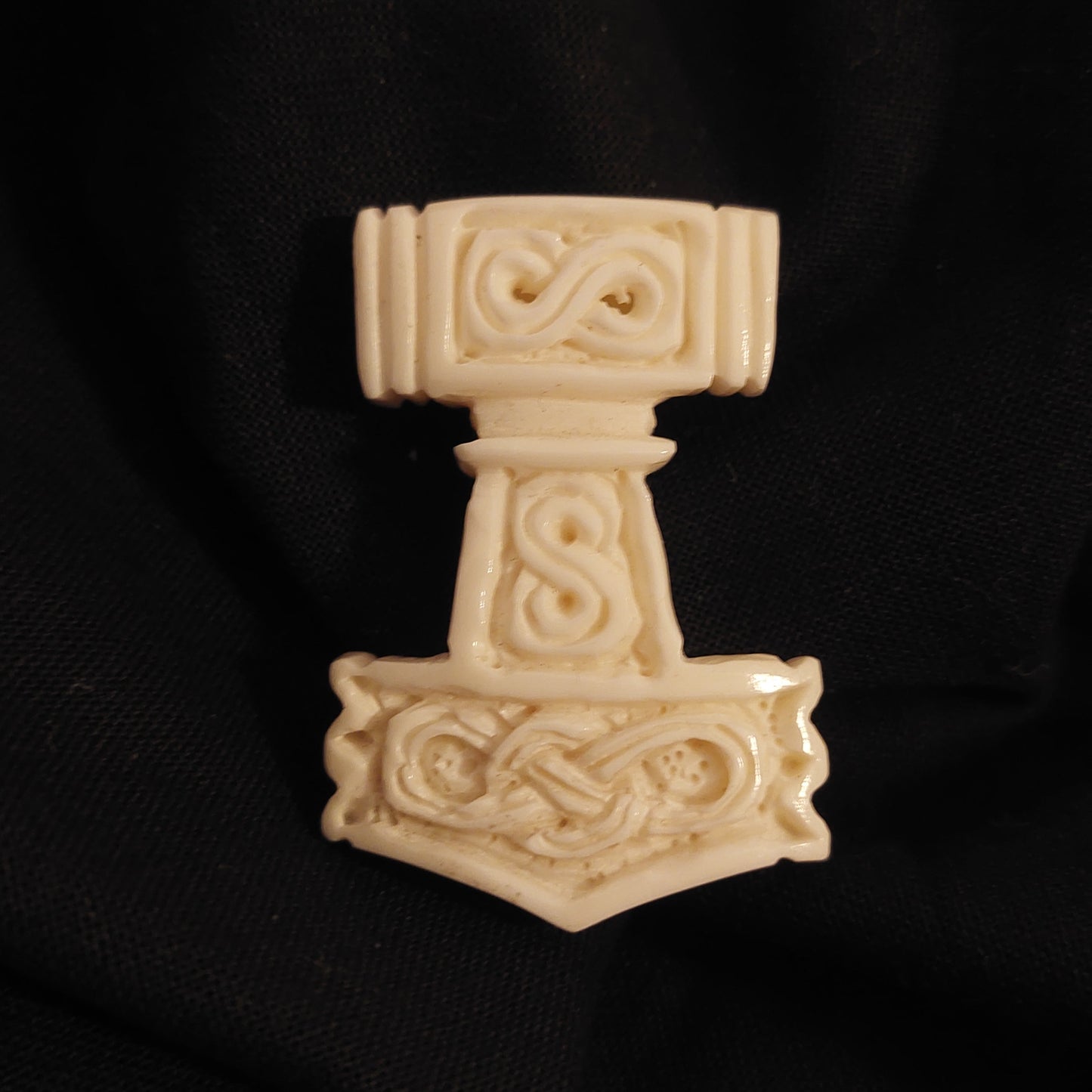 Mjölnir Thorshammer aus geschnitztem Knochen - Anhänger weiß